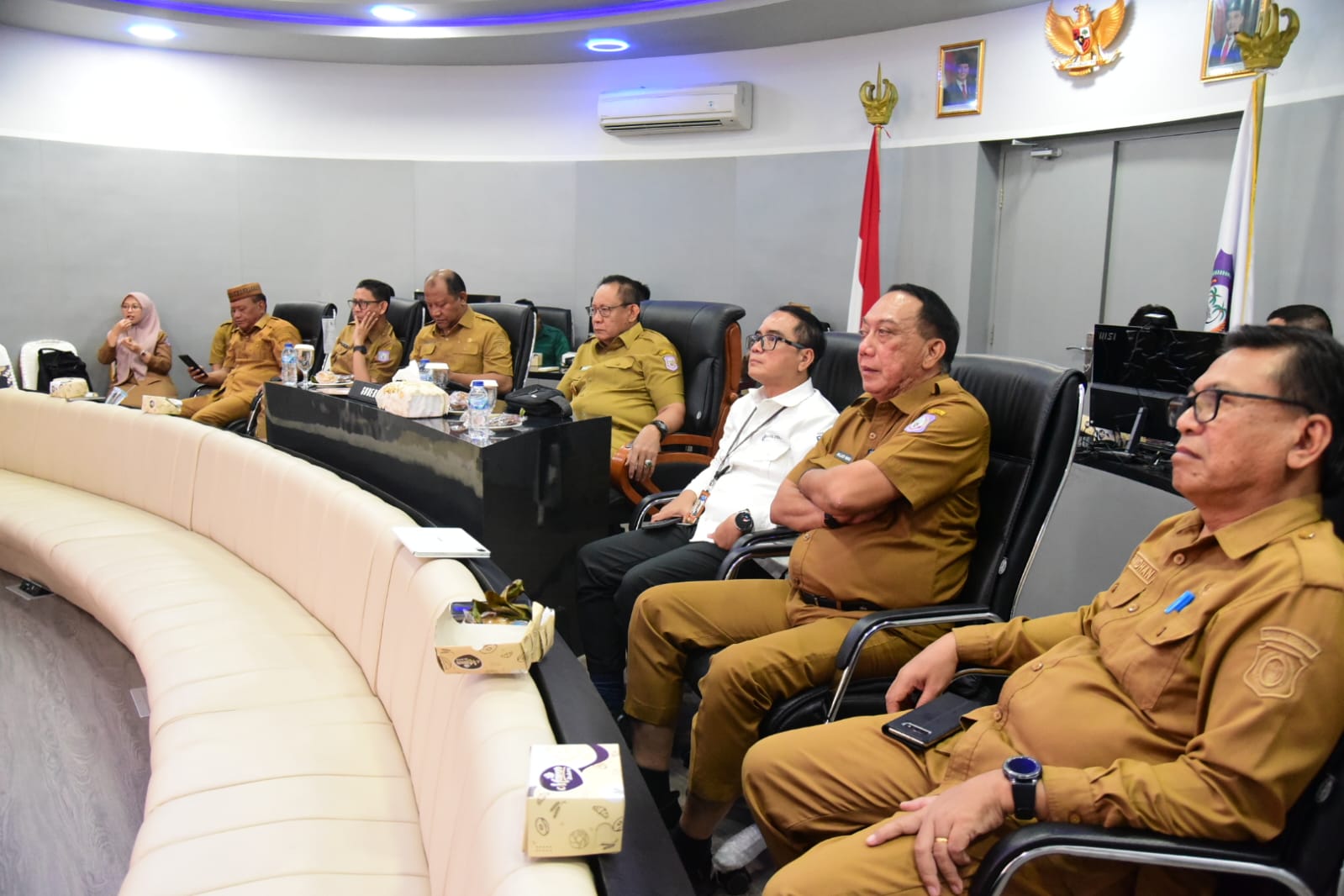 Gubernur Gorontalo Gusnar Ismail saat mengikuti rapat bersama Menteri Dalam Negeri di Ruang Oval, Gubernuran, Selasa (2/9/2025). (Foto : Bahrian)