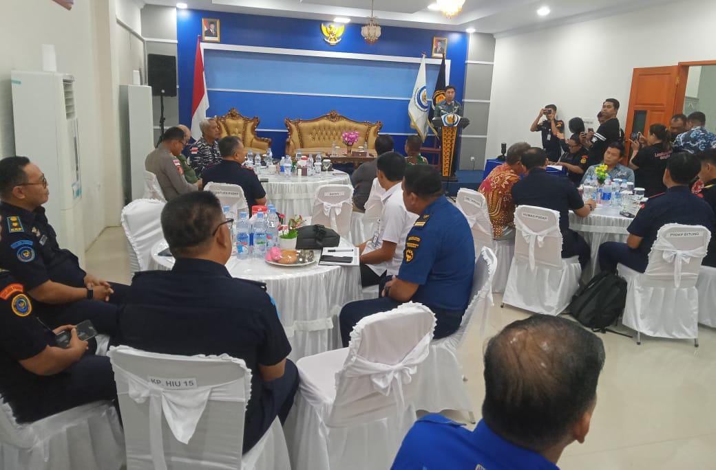 Bupati Sangihe, Michael Thungari saat memberikan sambutan pada kegiatan Forkopimda di kantor PSDKP Tahuna, Jumat (03/10/2025). (Foto: AM. Budiman)