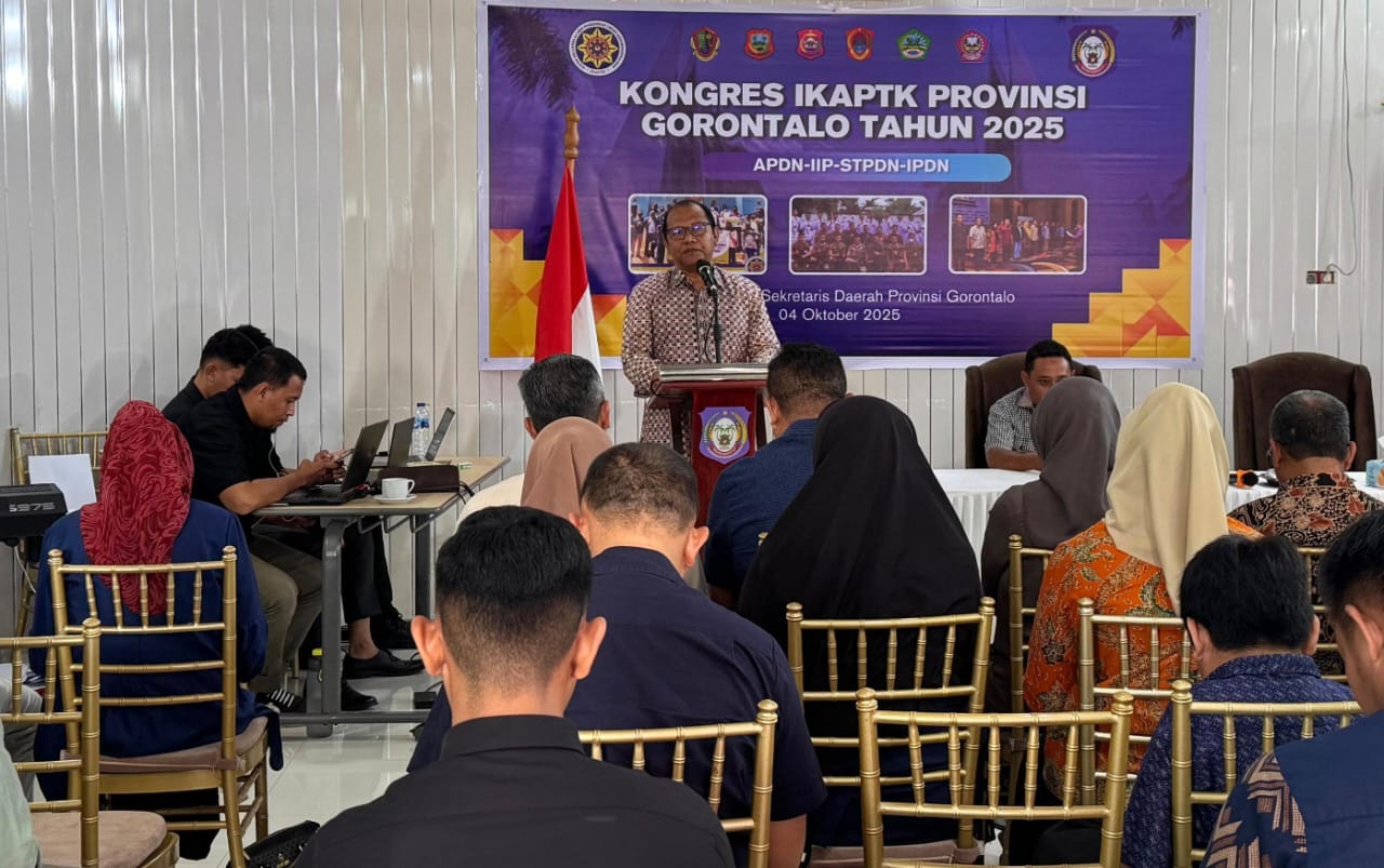 Sekretaris Daerah Provinsi Gorontalo Sofian Ibrahim saat membuka Kongres ke-3 Ikatan Keluarga Alumni Pendidikan Tinggi Kepamongprajaan (IKAPTK) Provinsi Gorontalo Tahun 2025, di Aula Rudis Sekretaris Daerah, Sabtu (4/10/2025). (Foto : Rizka)