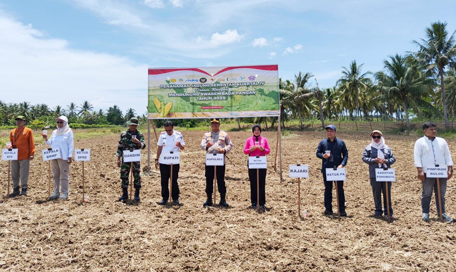 Polres Pohuwato Bersama Forkopimda Laksanakan Penanaman Jagung Serentak di Kecamatan Patilanggio. (Foto: Humas Polres Pohuwato)