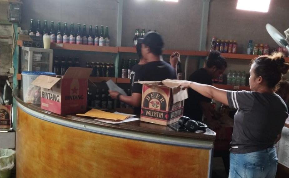 Satuan Narkoba Polres Sangihe saat melakukan operasi peredaran minuman beralkohol tanpa ijin di Kecamatan Tabukan Utara, Rabu (08/10/2025). (Foto: Humas Polres Sangihe) 
