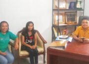 Plt. Kadis Koperasi, Christo Paransi bersama salah satu kepala bidang, saat memberikan penjelasan terkait koperasi Merah Puti kepada wartawan. (Foto: AM. Budiman)