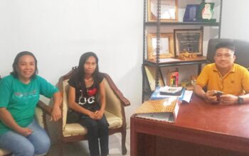 Plt. Kadis Koperasi, Christo Paransi bersama salah satu kepala bidang, saat memberikan penjelasan terkait koperasi Merah Puti kepada wartawan. (Foto: AM. Budiman)