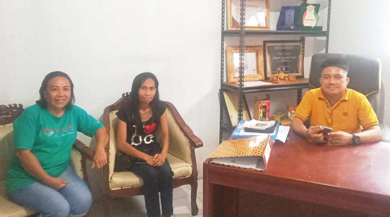 Plt. Kadis Koperasi, Christo Paransi bersama salah satu kepala bidang, saat memberikan penjelasan terkait koperasi Merah Puti kepada wartawan. (Foto: AM. Budiman)