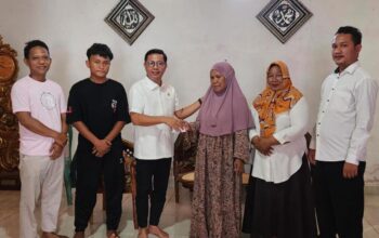 Ketua DPRD Gorut Bantu Biaya Pendidikan Anak Yatim di Desa Pasalae. (Foto: Ist)