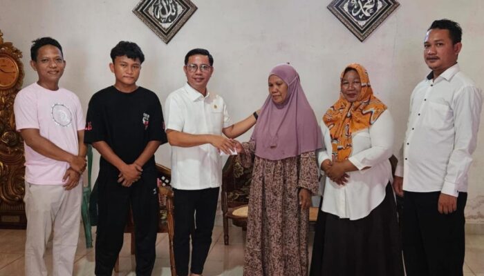 Ketua DPRD Gorut Bantu Biaya Pendidikan Anak Yatim di Desa Pasalae