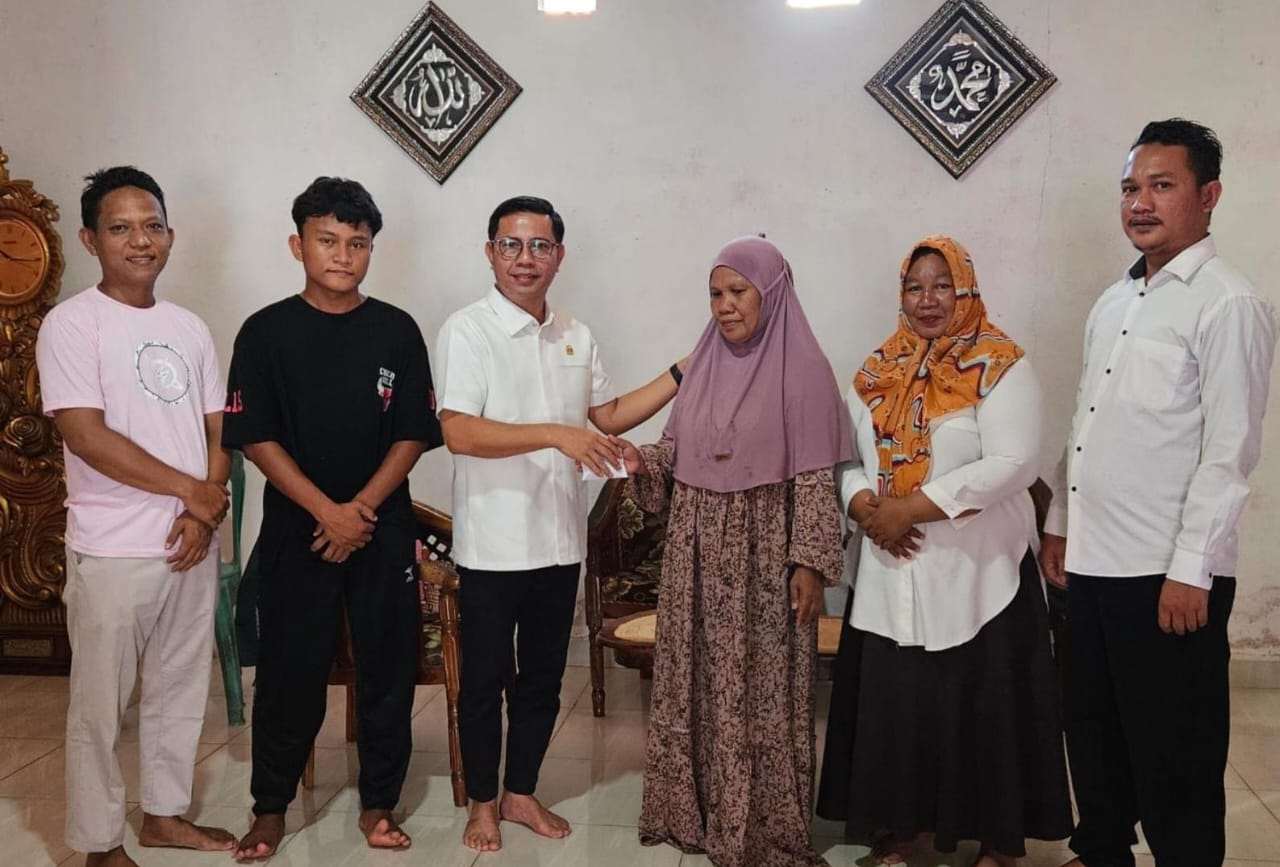 Ketua DPRD Gorut Bantu Biaya Pendidikan Anak Yatim di Desa Pasalae. (Foto: Ist)