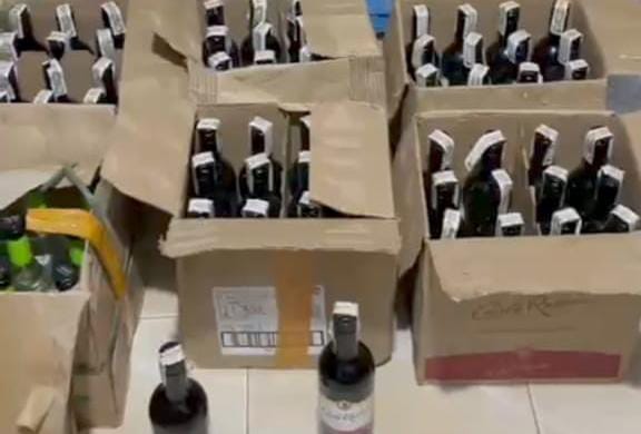Satnarkoba Polres Sangihe Dalami Temuan Minuman Beralkohol Asal Philipina 1 Minuman Beralkohol Asal Philipina yang diamankan oleh Satnarkoba Polres Sangihe beberapa waktu lalu. (Foto: Ist)