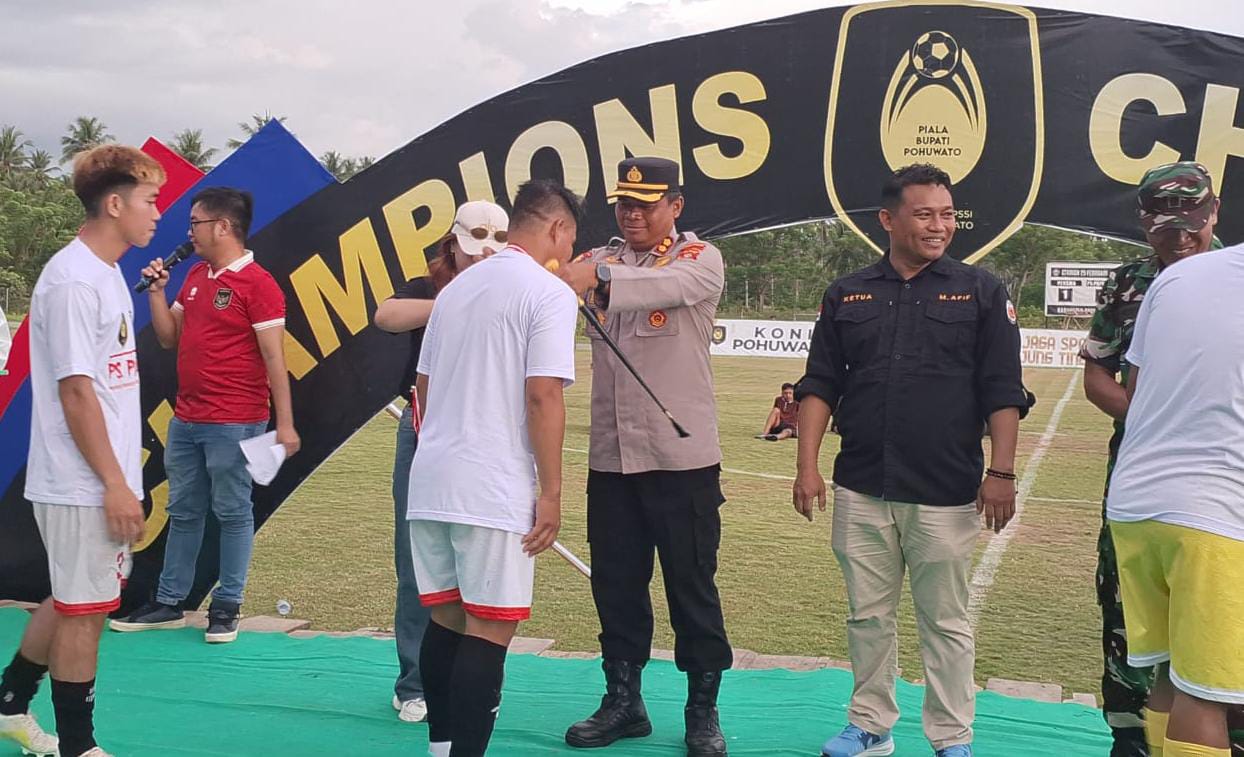 Kapolres Pohuwato Turunkan Personel Amankan Final Sepak Bola Bupati Cup 2025 1 Kapolres Pohuwato Turunkan Personel Amankan Final Sepak Bola Bupati Cup 2025. (Foto: Humas Polres Pohuwato)