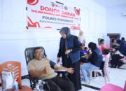 Semarak HUT Humas Polri ke-74, Polres Pohuwato Ajak Personel dan Masyarakat Donor Darah 13 Wakapolres Pohuwato sedang melakukan donor darah. (Foto: Humas Polres Pohuwato)