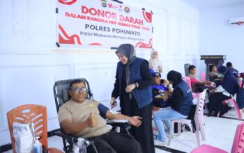 Semarak HUT Humas Polri ke-74, Polres Pohuwato Ajak Personel dan Masyarakat Donor Darah 7 Wakapolres Pohuwato sedang melakukan donor darah. (Foto: Humas Polres Pohuwato)