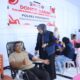Wakapolres Pohuwato sedang melakukan donor darah. (Foto: Humas Polres Pohuwato)