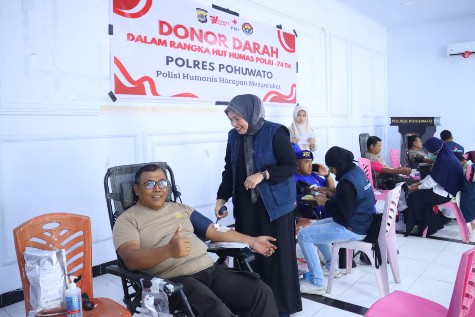 Wakapolres Pohuwato sedang melakukan donor darah. (Foto: Humas Polres Pohuwato)