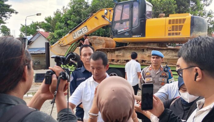 Kasus PETI Pohuwato Masuk Tahap II, Ditreskrimsus Polda Gorontalo Serahkan Tersangka ke Kejaksaan 6 Kasus PETI Pohuwato Masuk Tahap II, Ditreskrimsus Polda Gorontalo Serahkan Tersangka ke Kejaksaan