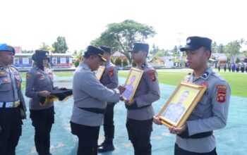 Wakapolres Pimpin Upacara PTDH Tiga Anggota Polres Pohuwato 4 Wakapolres Pimpin Upacara PTDH Tiga Anggota Polres Pohuwato. (Foto: Humas Polres Pohuwato)