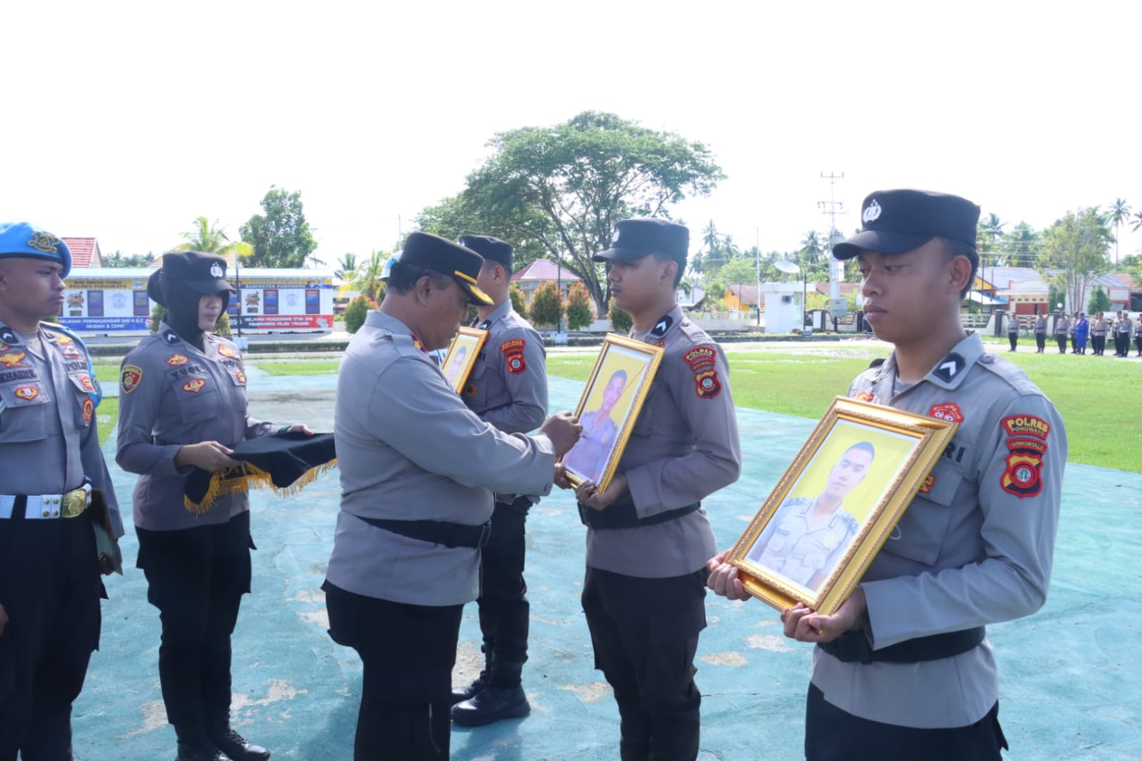 Wakapolres Pimpin Upacara PTDH Tiga Anggota Polres Pohuwato 1 Wakapolres Pimpin Upacara PTDH Tiga Anggota Polres Pohuwato. (Foto: Humas Polres Pohuwato)