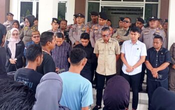 APGUM Geruduk DPRD Gorontalo Utara, Suarakan Delapan Tuntutan Rakyat 3 APGUM Geruduk DPRD Gorontalo Utara, Suarakan Delapan Tuntutan Rakyat. (Foto: GoTimes/Febri)
