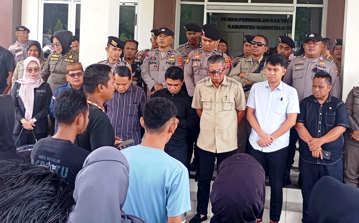APGUM Geruduk DPRD Gorontalo Utara, Suarakan Delapan Tuntutan Rakyat 1 APGUM Geruduk DPRD Gorontalo Utara, Suarakan Delapan Tuntutan Rakyat. (Foto: GoTimes/Febri)