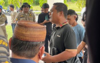 APGUM Gugat Sistem Retribusi yang Dinilai Tak Berpihak pada Rakyat 3 Indra Rohandi Parinding, Koordinator APGUM, di sela orasi di depan Gedung DPRD Gorut. (Foto: GoTimes)