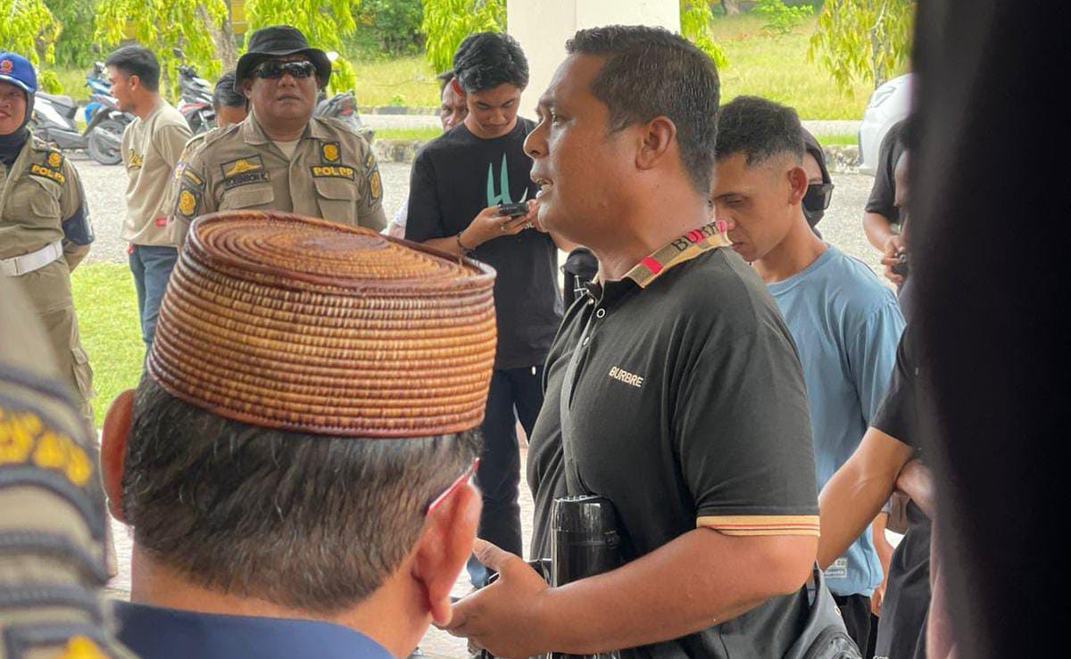 APGUM Gugat Sistem Retribusi yang Dinilai Tak Berpihak pada Rakyat 1 Indra Rohandi Parinding, Koordinator APGUM, di sela orasi di depan Gedung DPRD Gorut. (Foto: GoTimes)