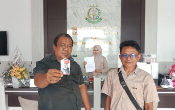 DPD LAKI Gorontalo Dampingi Ahli Waris Laporkan Dugaan Pemalsuan, Penipuan, dan Manipulasi Dokumen Tanah ke Kejati 3 Ketua DPD Laskar Anti Korupsi Indonesia (LAKI) Provinsi Gorontalo, Abdul Karim Nasa, mendampingi ahli waris Lihawa Bangga ke Kejati Gorontalo. (Foto: GoTimes.id)