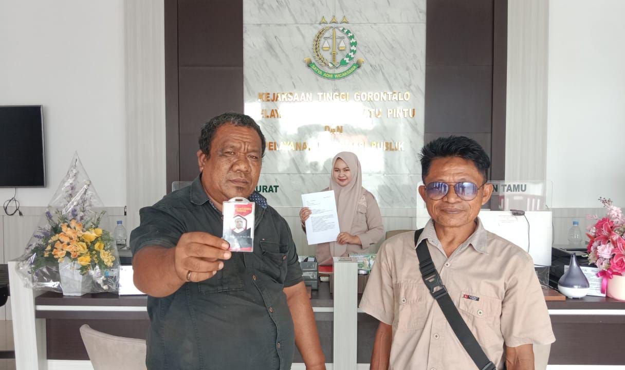 DPD LAKI Gorontalo Dampingi Ahli Waris Laporkan Dugaan Pemalsuan, Penipuan, dan Manipulasi Dokumen Tanah ke Kejati 1 Ketua DPD Laskar Anti Korupsi Indonesia (LAKI) Provinsi Gorontalo, Abdul Karim Nasa, mendampingi ahli waris Lihawa Bangga ke Kejati Gorontalo. (Foto: GoTimes.id)