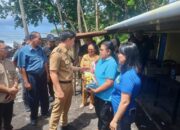 Dinsos Sangihe Salurkan Bantuan Kepada Korban Bencana Gelombang Pasang 10 Bupati Sangihe Michael Thungari saat menyerahkan bantuan kepada korban terdampak bencana gelombang pasang, Selasa (11/11/2025). (Foto: A.M Budiman)
