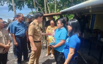 Dinsos Sangihe Salurkan Bantuan Kepada Korban Bencana Gelombang Pasang 4 Bupati Sangihe Michael Thungari saat menyerahkan bantuan kepada korban terdampak bencana gelombang pasang, Selasa (11/11/2025). (Foto: A.M Budiman)