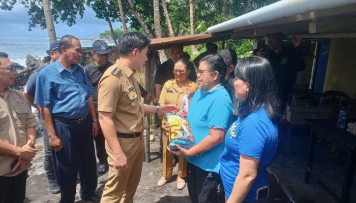 Dinsos Sangihe Salurkan Bantuan Kepada Korban Bencana Gelombang Pasang