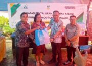 Penyandang Masalah Sosial Kategori Desil 1-4, Dapat Bantuan Dari Kemensos 9 Penyerahan bantuan secara simbolis kepada penerima dari Sentra Tumou Tou Manado, oleh Sekda Sangihe, Melanchton Harry Wolff yang didampingi Kadis Sosial Sangihe, Doktarius Pangandaheng, Kamis (13/11/2025). (Foto: A.M Budiman)