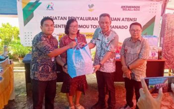 Penyandang Masalah Sosial Kategori Desil 1-4, Dapat Bantuan Dari Kemensos 3 Penyerahan bantuan secara simbolis kepada penerima dari Sentra Tumou Tou Manado, oleh Sekda Sangihe, Melanchton Harry Wolff yang didampingi Kadis Sosial Sangihe, Doktarius Pangandaheng, Kamis (13/11/2025). (Foto: A.M Budiman)