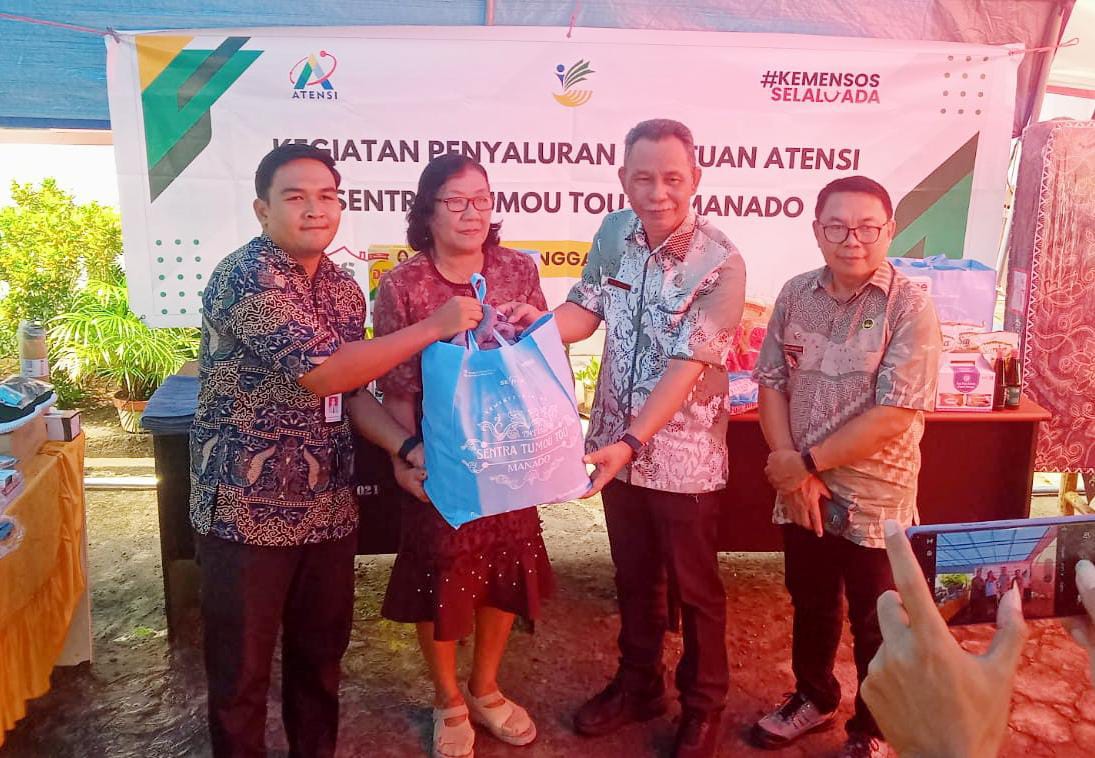 Penyerahan bantuan secara simbolis kepada penerima dari Sentra Tumou Tou Manado, oleh Sekda Sangihe, Melanchton Harry Wolff yang didampingi Kadis Sosial Sangihe, Doktarius Pangandaheng, Kamis (13/11/2025). (Foto: A.M Budiman)