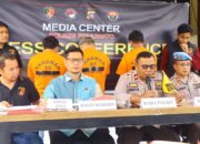 Konferensi pers dipimpin Wakapolres Pohuwato Kompol Heny Mudji Rahaju, S.H., M.H., didampingi Kasat Reskrim AKP Khoirunnas, S.I.K., M.H., Kasi Propam Iptu Abd. Padja, dan Kanit Tipidter Aipda Amzai, S.E. (Foto: Humas Polres Pohuwato)