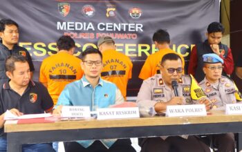 Konferensi pers dipimpin Wakapolres Pohuwato Kompol Heny Mudji Rahaju, S.H., M.H., didampingi Kasat Reskrim AKP Khoirunnas, S.I.K., M.H., Kasi Propam Iptu Abd. Padja, dan Kanit Tipidter Aipda Amzai, S.E. (Foto: Humas Polres Pohuwato)