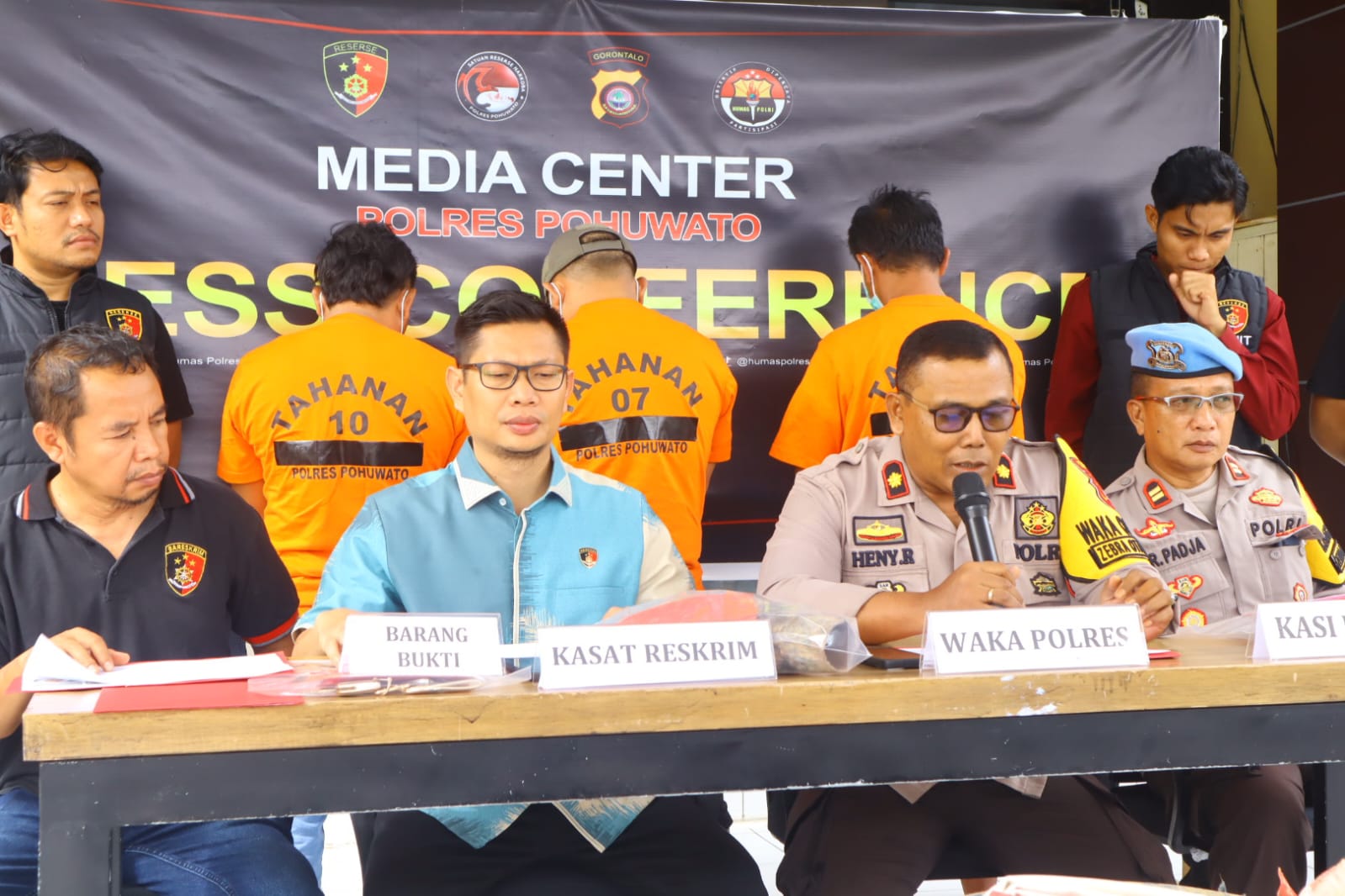 Konferensi pers dipimpin Wakapolres Pohuwato Kompol Heny Mudji Rahaju, S.H., M.H., didampingi Kasat Reskrim AKP Khoirunnas, S.I.K., M.H., Kasi Propam Iptu Abd. Padja, dan Kanit Tipidter Aipda Amzai, S.E. (Foto: Humas Polres Pohuwato)