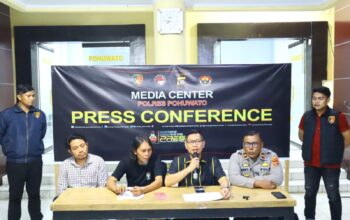 Dua Pemuda Botubilotahu Ditetapkan Tersangka Penganiayaan oleh Polres Pohuwato 5 Dua Pemuda Botubilotahu Ditetapkan Tersangka Penganiayaan oleh Polres Pohuwato. (Foto: Humas Polres Pohuwato)