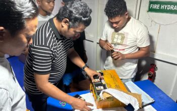 Sat Narkoba Polres Sangihe saat melakukan penggeledahan di KM Barcelona IIIA, Senin (01/12/2025). (Foto: Ist)