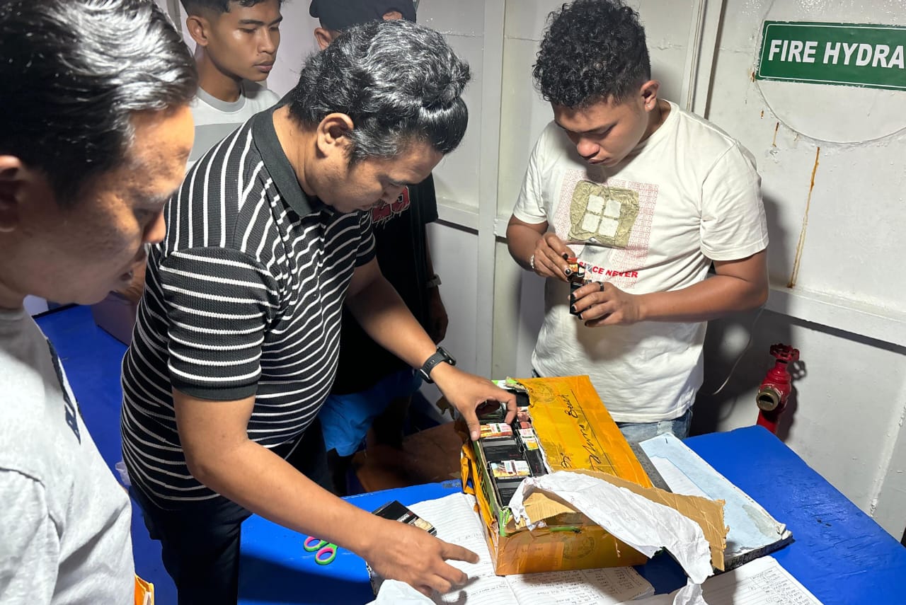 Sat Narkoba Polres Sangihe saat melakukan penggeledahan di KM Barcelona IIIA, Senin (01/12/2025). (Foto: Ist)