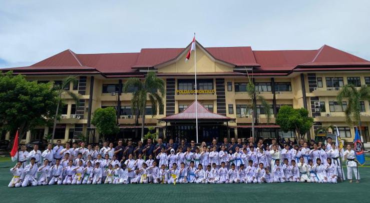 Kapolda Gorontalo Tegaskan Dukungan, Lepas Atlet Karate Menuju Alex Cup 2025. (Foto: Humas Polda Gorontalo)