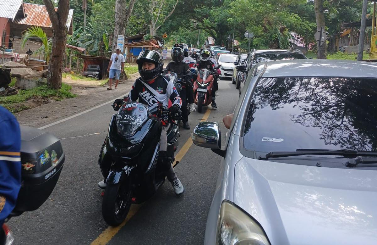 Urgensi Penebangan Pohon Besar di Tanjakan Pontolo Dipertanyakan 2 Kemacetan panjang yang diakibatkan oleh penebangan pohon di tanjakan Pontolo. (Foto: Windra Lagarusu)