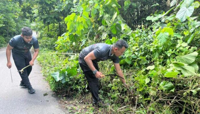 Satbrimob Polda Gorontalo Gelar Jumat Bersih di Desa Datahu