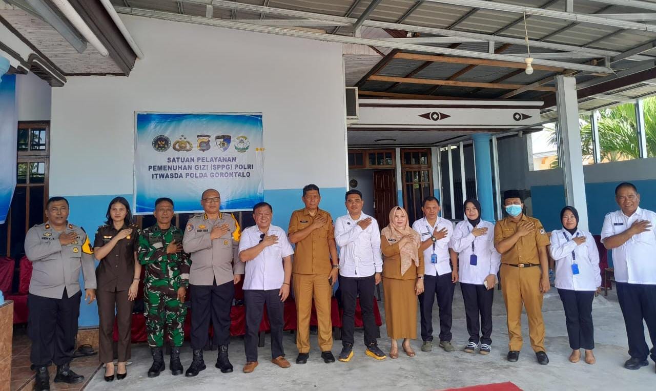 Dukung Program Gizi Nasional, Irwasda Polda Gorontalo Ikuti Groundbreaking SPPG 1 Dukung Program Gizi Nasional, Irwasda Polda Gorontalo Ikuti Groundbreaking SPPG. (Foto: Humas Polres Pohuwato)