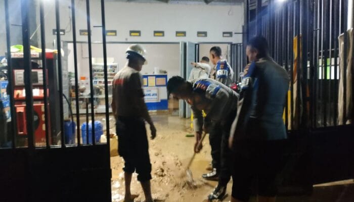 Banjir Desa Hulawa, Polres Pohuwato Sigap Bantu Warga Terdampak