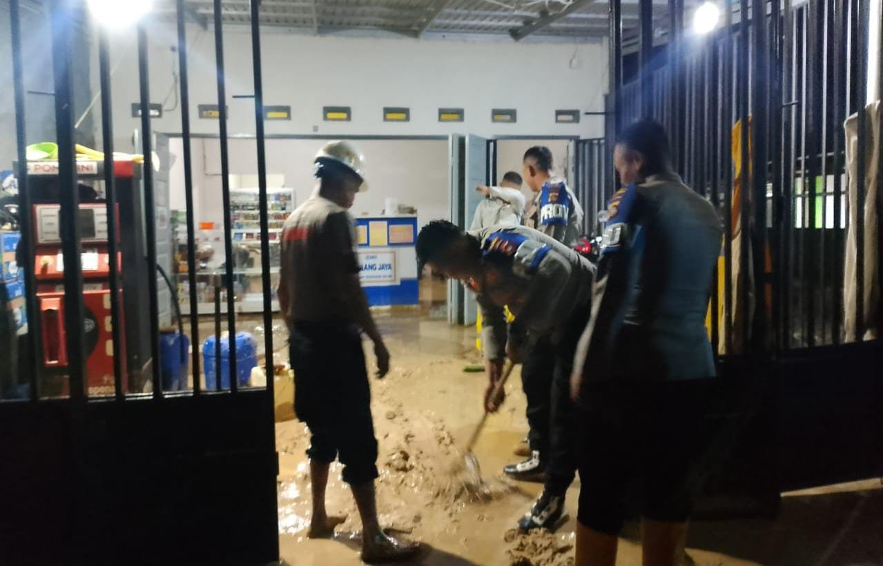 Banjir Desa Hulawa, Polres Pohuwato Sigap Bantu Warga Terdampak 1 Banjir Desa Hulawa, Polres Pohuwato Sigap Bantu Warga Terdampak. (Foto: Humas Polres Pohuwato)