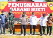 Ratusan Botol Miras dan Ribuan Liter Cap Tikus Dimusnahkan Polres Pohuwato