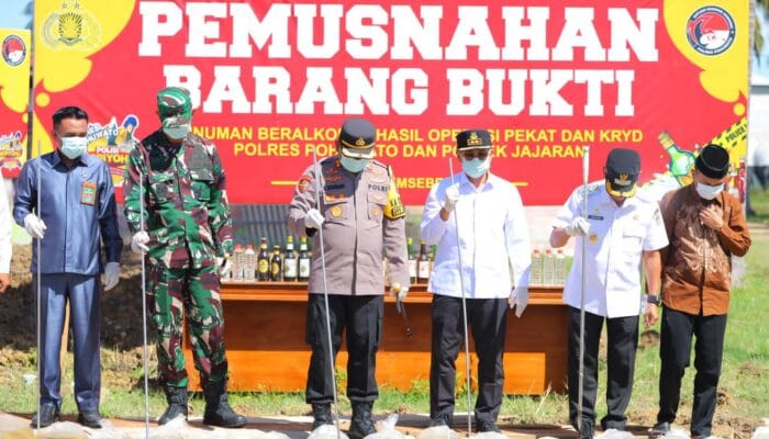 Ratusan Botol Miras dan Ribuan Liter Cap Tikus Dimusnahkan Polres Pohuwato