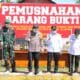Ratusan Botol Miras dan Ribuan Liter Cap Tikus Dimusnahkan Polres Pohuwato. (Foto: Humas Polres Pohuwato)