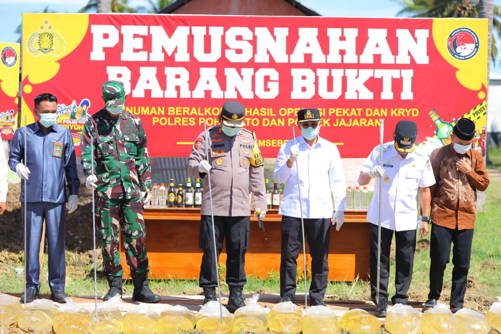 Ratusan Botol Miras dan Ribuan Liter Cap Tikus Dimusnahkan Polres Pohuwato 1 Ratusan Botol Miras dan Ribuan Liter Cap Tikus Dimusnahkan Polres Pohuwato. (Foto: Humas Polres Pohuwato)