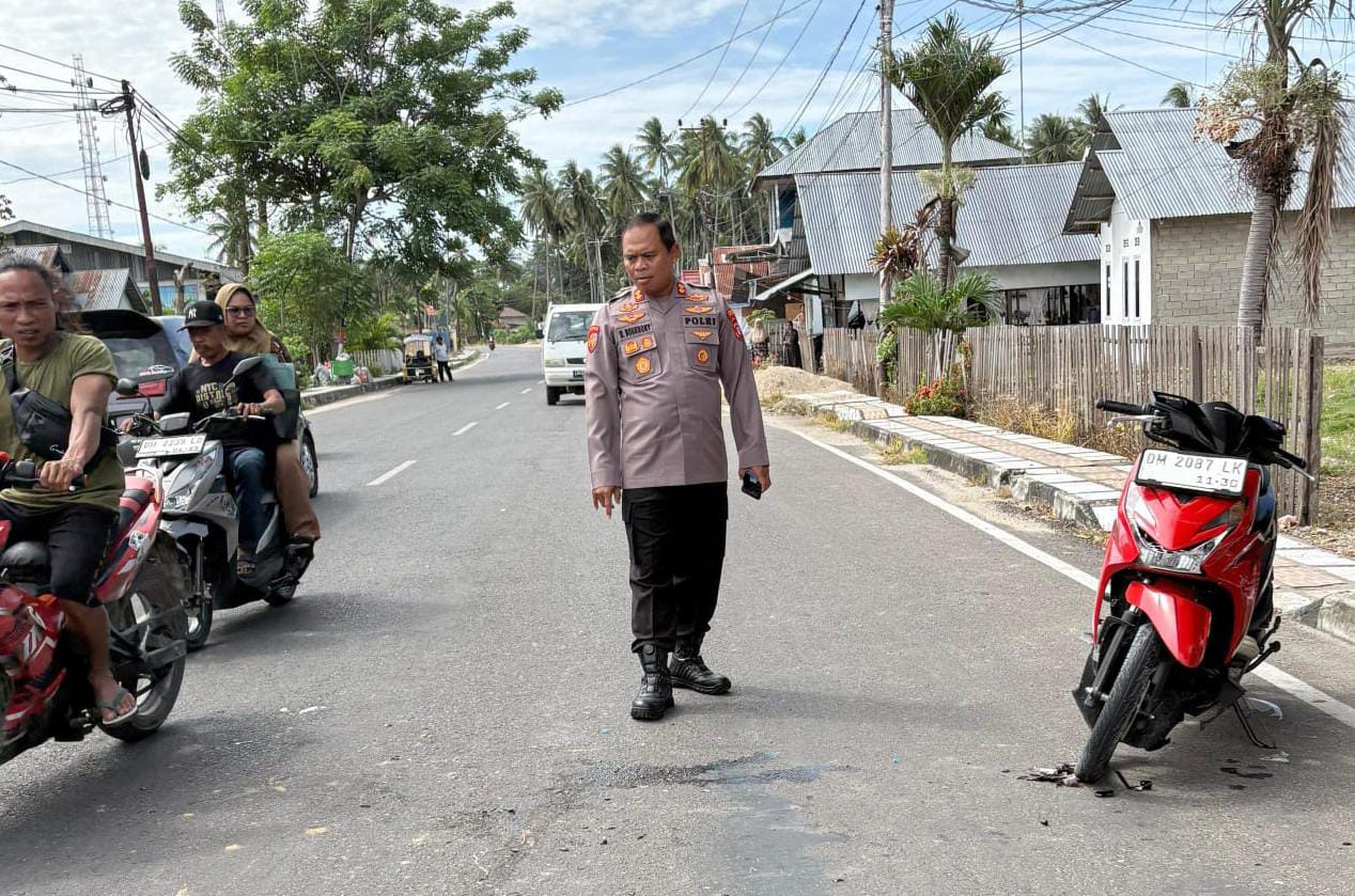 Polisi Mopiyohu, Kapolres Pohuwato Turun Tangan Bantu Korban Laka Lantas 1 Kapolres Pohuwato Turun Tangan Bantu Korban Laka Lantas. (Foto: Humas Polres Pohuwato)
