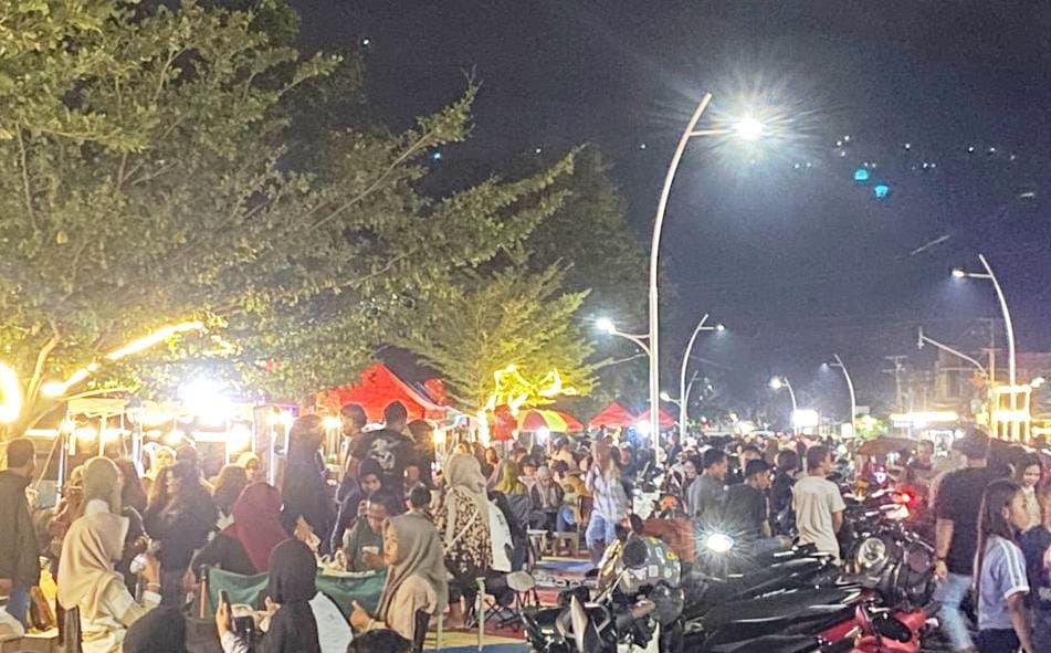 Suasana malam di areal trotoar di depan kantor bupati Gorontalo Utara. (Foto: Adrian)